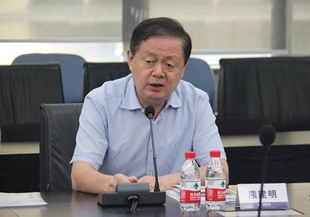 說明: F:\【資料與辦公】\辦公區(qū)\2.網站新聞\2019年\9月\2019.09.07 方大集團舉辦“高級管理人員研修班”培訓\熊總（文中.jpg