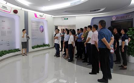 說明: F:\【資料與辦公】\辦公區(qū)\2.網站新聞\2019年\9月\2019.09.07 方大集團舉辦“高級管理人員研修班”培訓\參觀展廳（文中.jpg